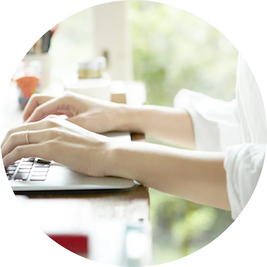 パソコンを操作する人 画像